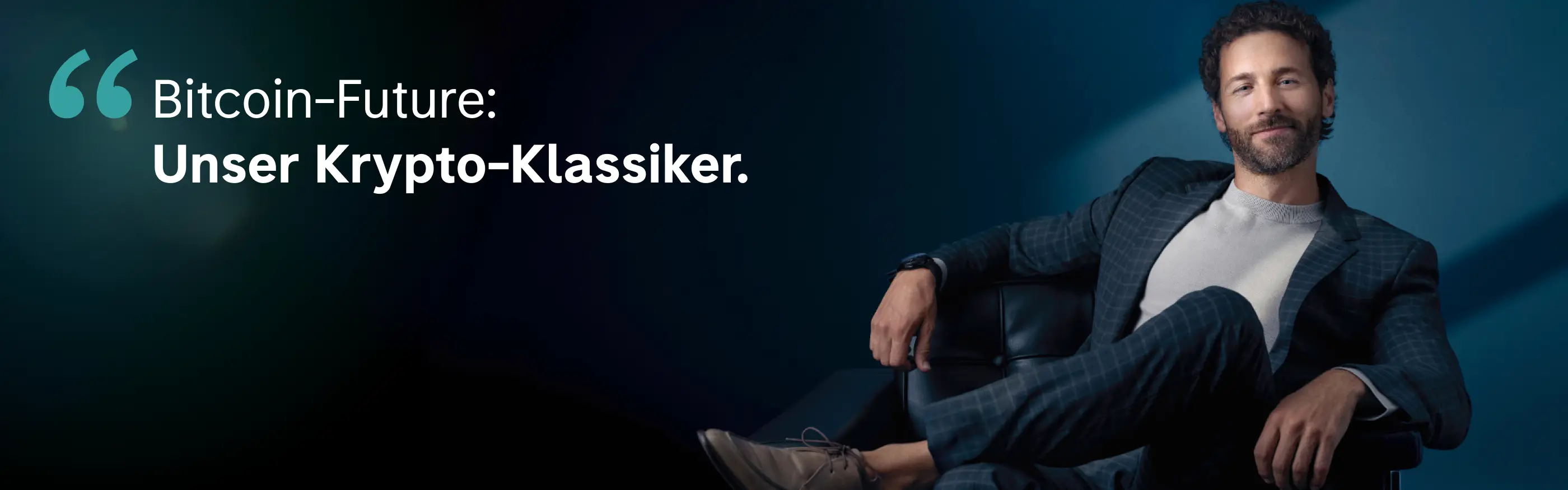 Mann sitzt entspannt im Sessel, Kampagnen-Motiv für Bitcoin Futures