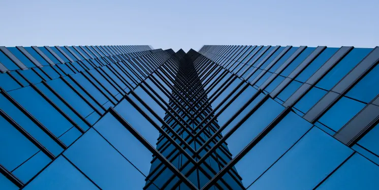 Hochhaus-Fassade mit Glasfenstern