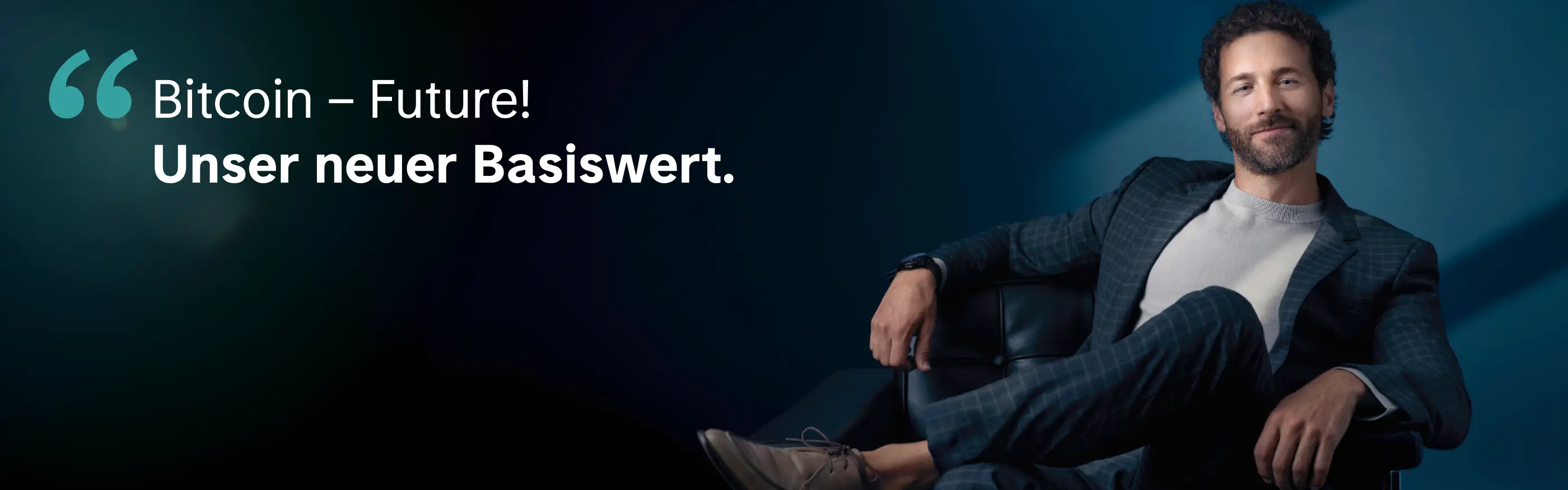 Mann sitzt entspannt im Sessel, Kampagnen-Motiv für Bitcoin Futures